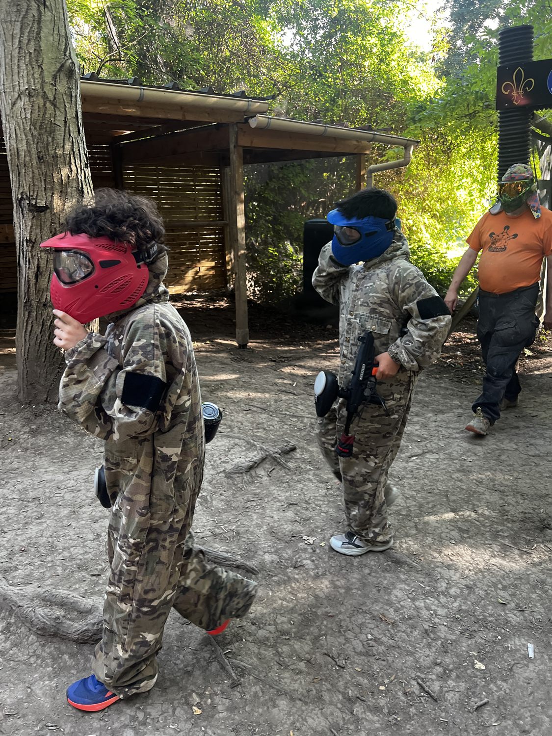 Paintball75 场地里穿好防护装备准备开始
