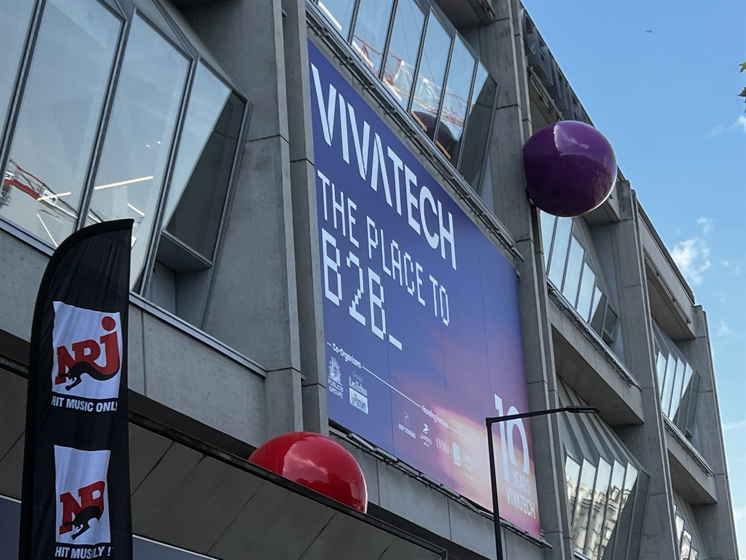 VivaTech 现场面向 B2B 观众的入口标识